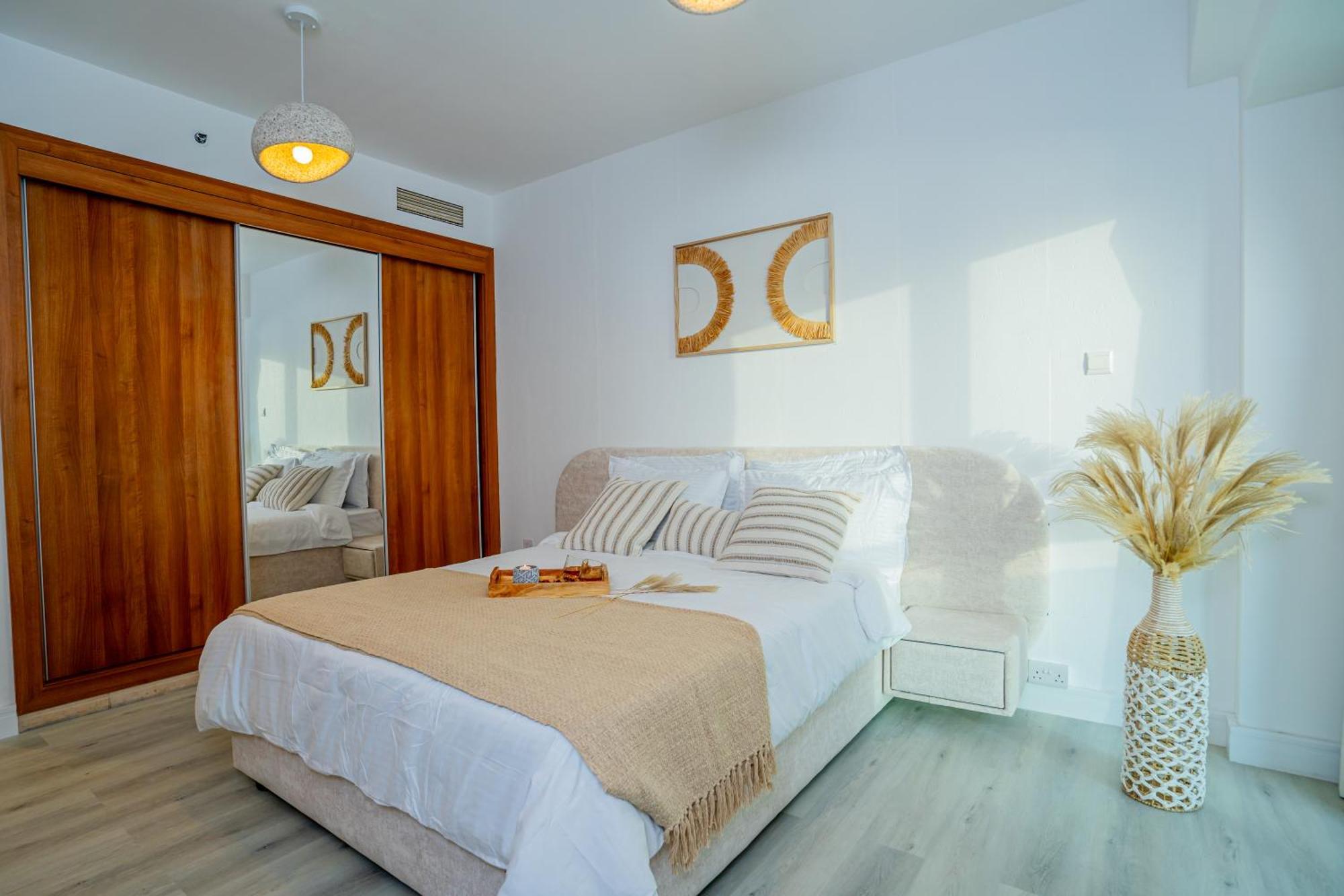 Апартаменти Vibes By Beds And Company - 51st Floor, Full Sea View *